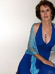 Awesome-looking mature tart is posing undressed for fun