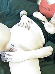 Young-looking experienced gilf is seducing her boyfriend