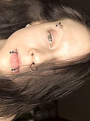 Voluptuous mature slut takes off provocative bra