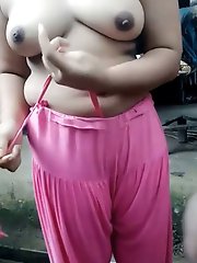 Married MILF giving her Ass